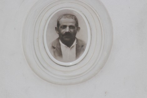 Ritratto di un uomo in bianco e nero incastonato in una cornice, parte del Sacrario dei partigiani di Torbella.