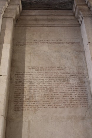 Sacrario del Ponte Monumentale, struttura commemorativa con iscrizioni onorarie per i caduti.