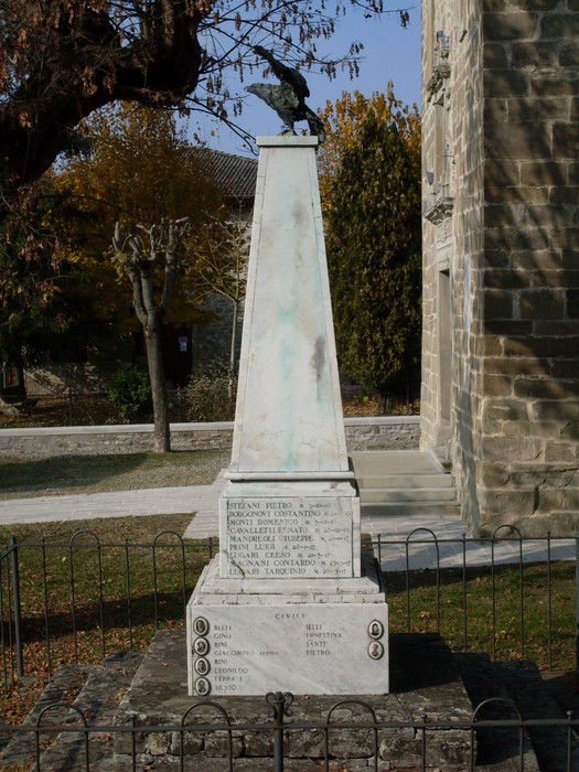 Monumento ai Caduti di Cavola, commemorativo con obelisco e sculture, situato in un'area verde del paese.