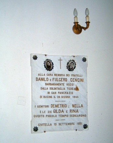 Lapide commemorativa dedicata ai fratelli Cencini, uccisi dai soldati tedeschi nel 1944 a Bucine.