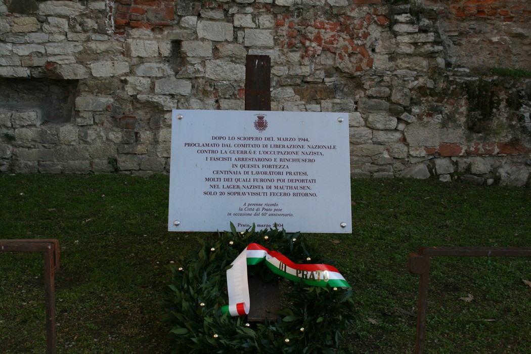 Cippo commemorativo dedicato ai deportati durante gli scioperi, in ricordo delle vittime e della resistenza.
