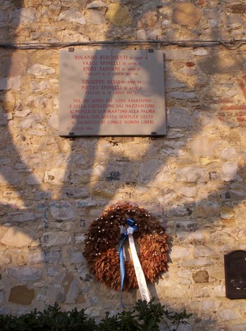 Lapide commemorativa dedicata ai cinque fucilati, in memoria dei caduti e del loro sacrificio.