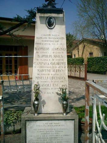 Monumento commemorativo ai caduti di San Giacomo, con iscrizioni e decorazioni floreali.