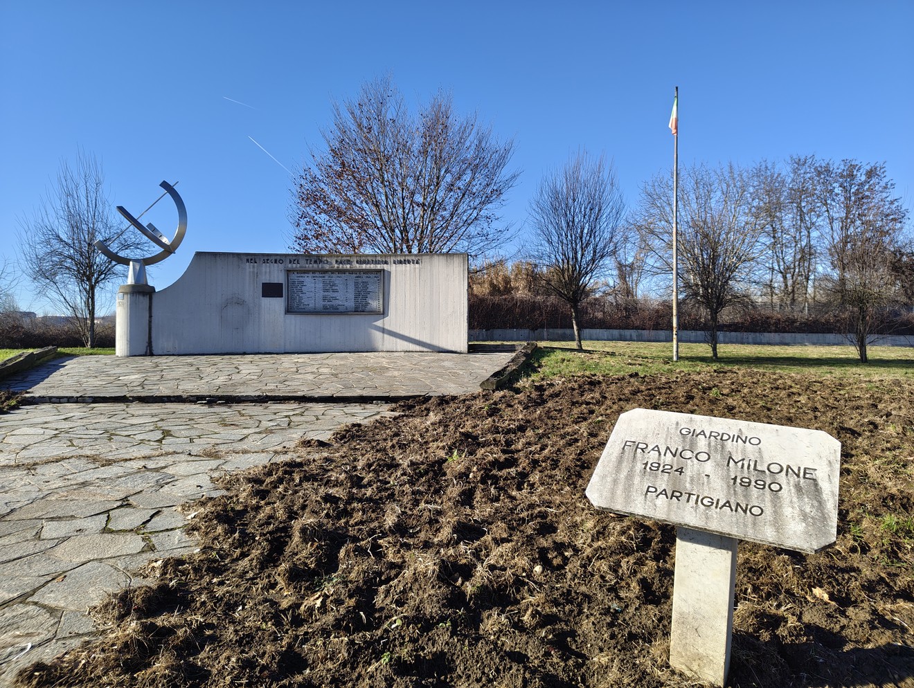 Monumento ai caduti di Barca e Bertolla con panchine e un giardino dedicato a un partigiano.