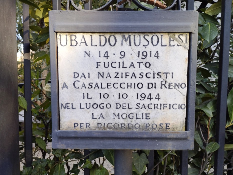 Cippo commemorativo dedicato a Ubaldo Musolesi, fucilato dai nazifascisti nel 1944 a Casalecchio di Reno.