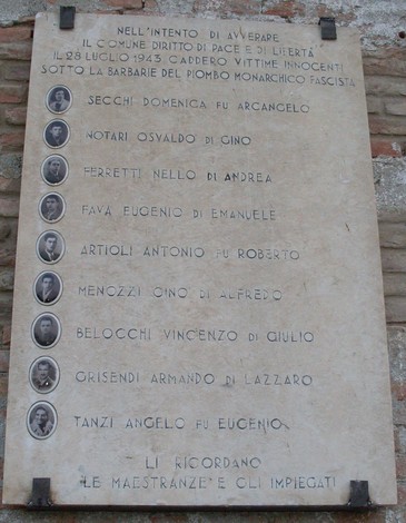 Lapide commemorativa dedicata ai Martiri delle Officine Meccaniche Reggiane, vittime del fascismo nel 1943.