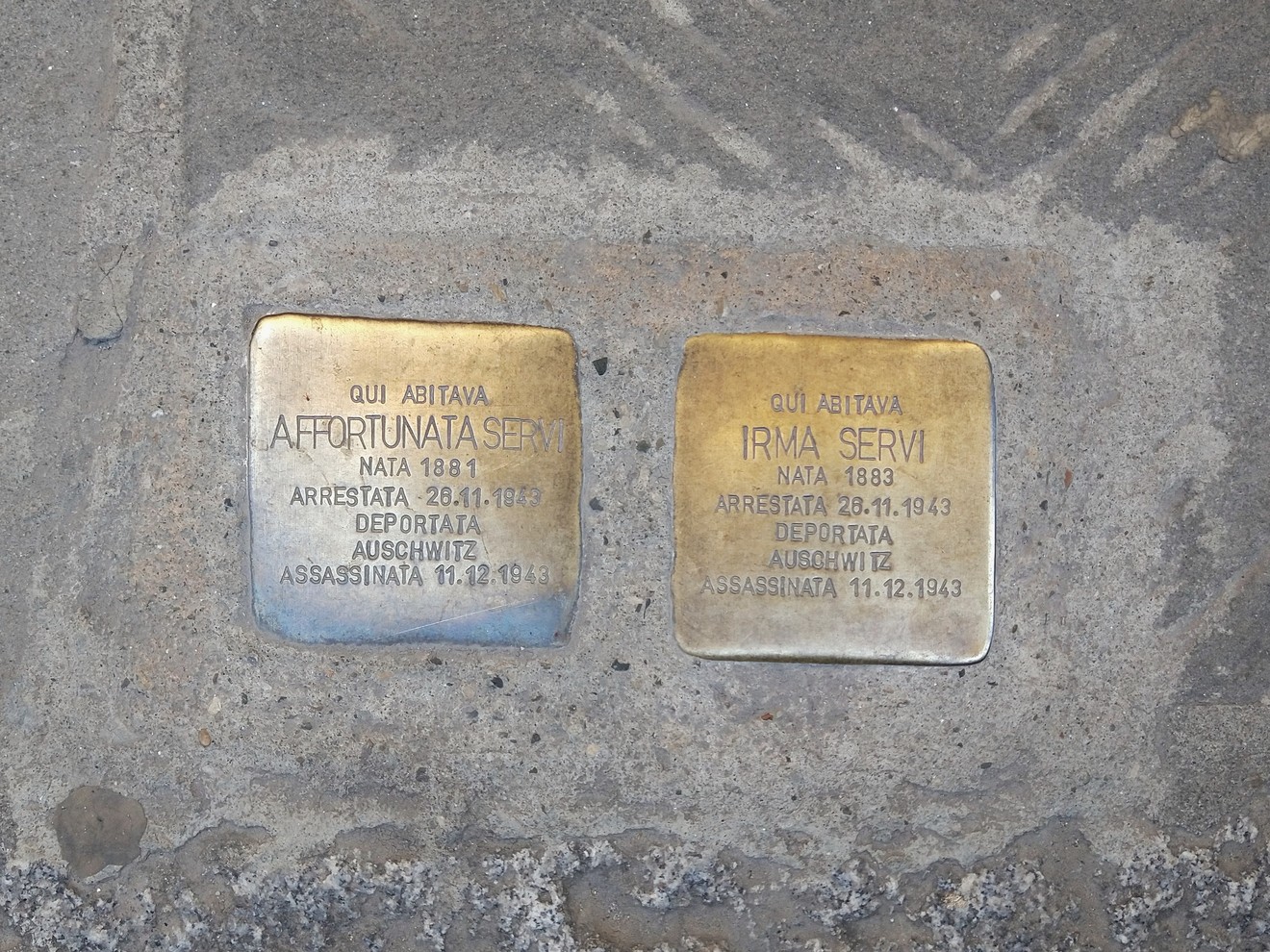 Pietre d'inciampo dedicate a Affortunata e Irma Servi, vittime della persecuzione nazista.