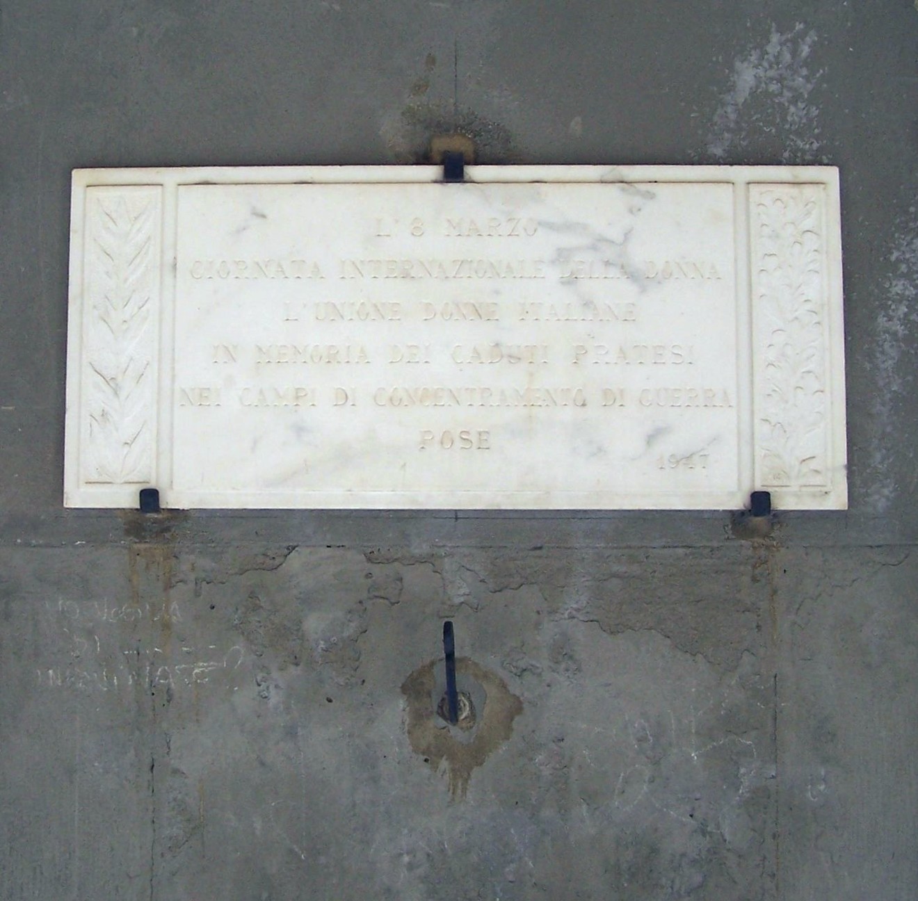 Lapide commemorativa per i caduti nei campi di concentramento, in ricordo della sofferenza e della memoria storica.