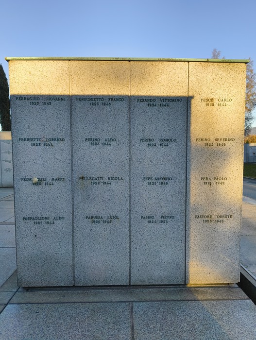 Monumento commemorativo nel Campo della Gloria, dedicato ai caduti, con iscrizioni su lastre di marmo.