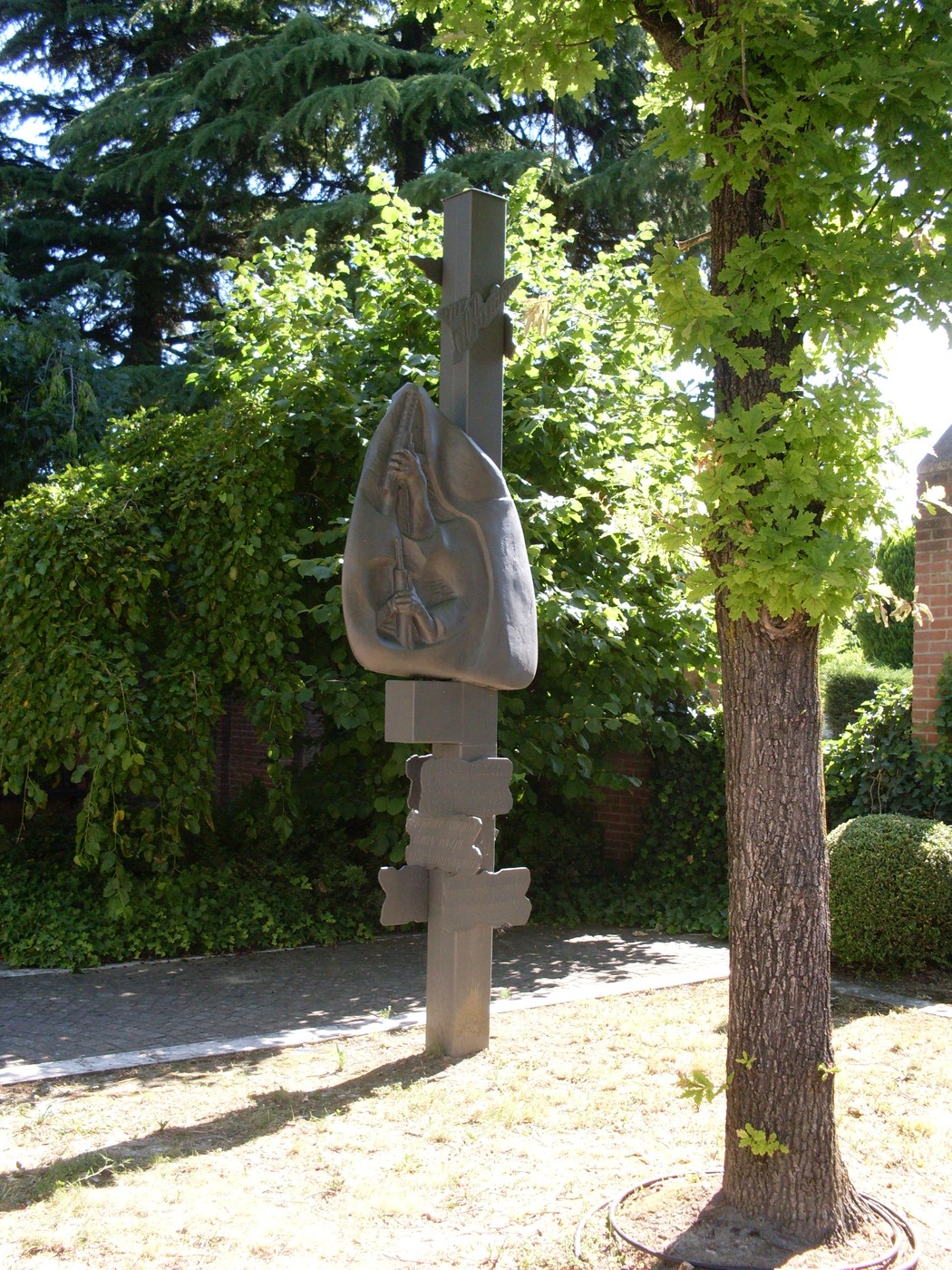 Monumento della Resistenza di Montecavolo, simbolo di memoria e libertà, circondato da verde e natura.