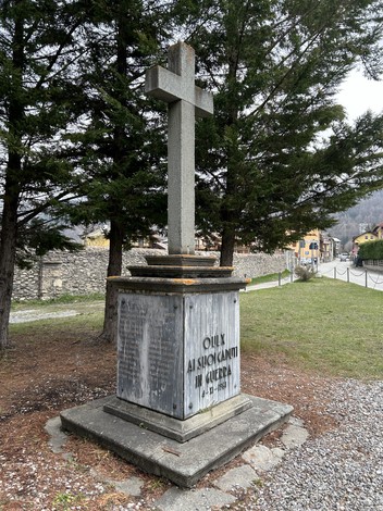Monumento ai partigiani caduti, simbolo di resistenza e memoria storica in Alta Valle Susa.