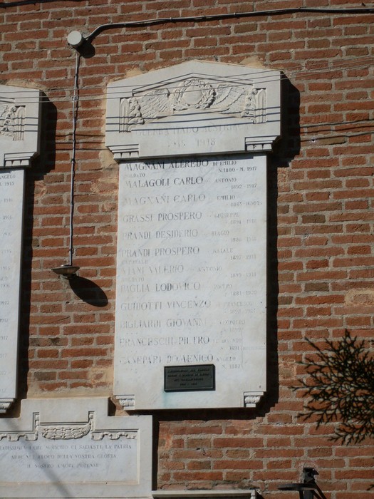 Lapide in memoria dei caduti di San Bartolomeo, con nomi incisi su marmo bianco.