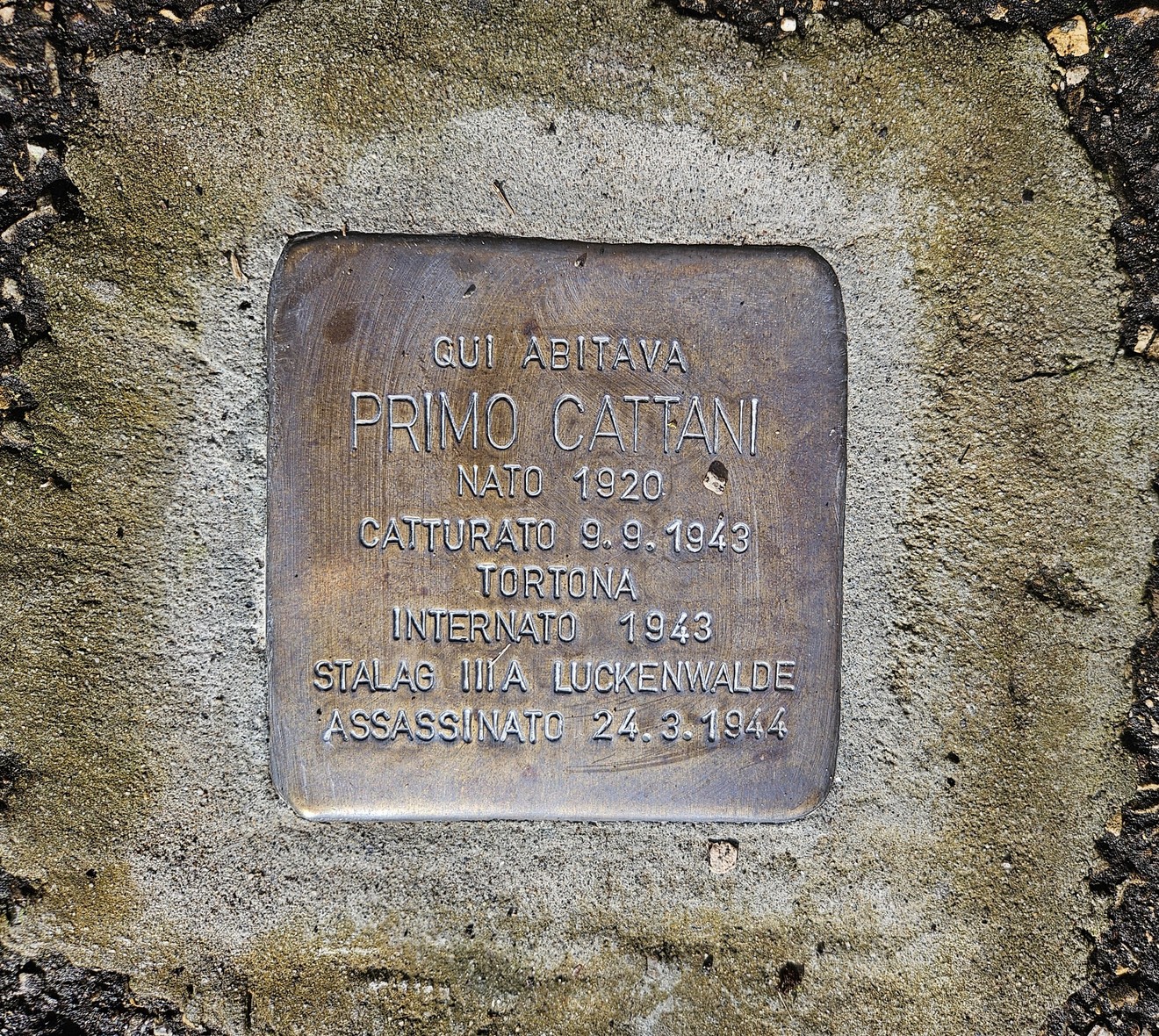 Pietra d'inciampo dedicata a Primo Cattani, con informazioni sulla sua vita e sul suo internamento durante la Seconda Guerra Mondiale.