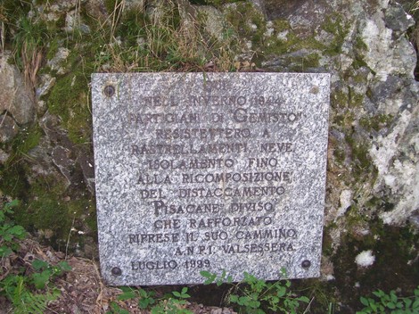 Lapide commemorativa dell'inverno '44, dedicata agli eventi storici di quel periodo.