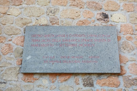 Urna funeraria della terra di Marzabotto, simbolo di memoria storica e di lutto per le vittime.