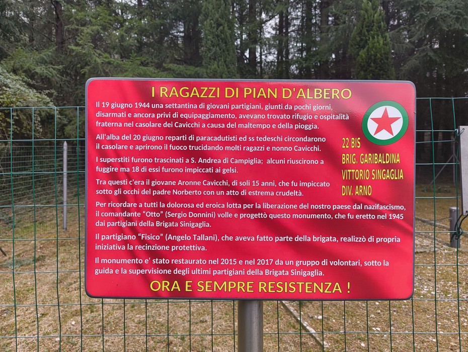 Monumento commemorativo ai partigiani di Pian d'Albero, dedicato alla resistenza e alla libertà.