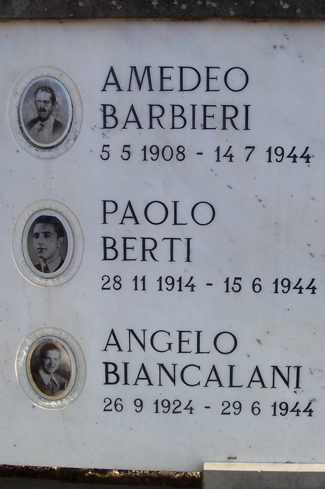 Monumento commemorativo ai partigiani, con nomi e date di vita di tre eroici caduti.