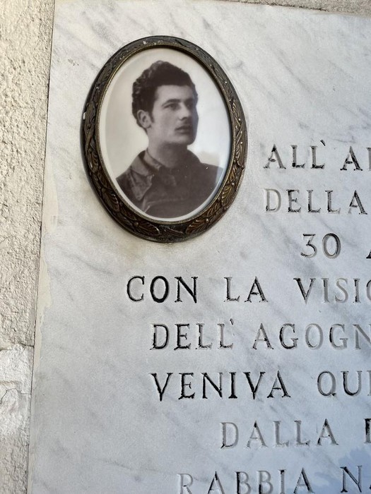 Lapide commemorativa a Filippi, onorando la memoria di un giovane in un contesto storico significativo.