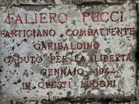 Cippo commemorativo dedicato a Faliero Pucci, partigiano caduto per la libertà nel gennaio 1944.
