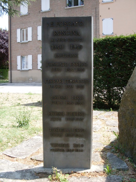 Monumento commemorativo ai Caduti di Villaggio Foscato, onore ai caduti tra il 1940 e il 1945.