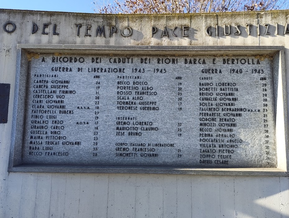 Monumento commemorativo ai caduti di Barca e Bertolla con nomi e date della guerra 1940-1945.