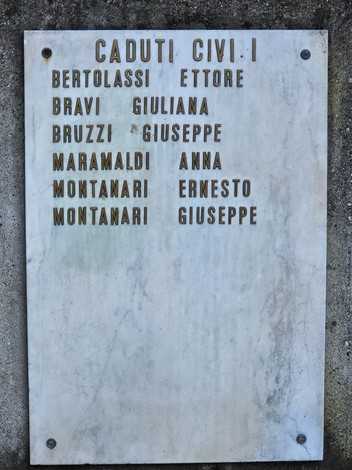 Monumento ai Caduti di Guardamiglio, dedica commemorativa con nomi di coloro che hanno sacrificato la vita.