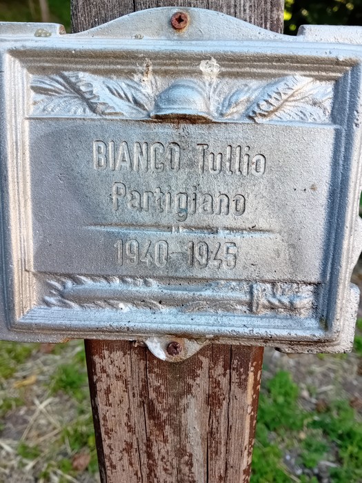 Targa commemorativa di Tullio Bianco, partigiano, nel Parco della Rimembranza, simbolo di memoria storica.