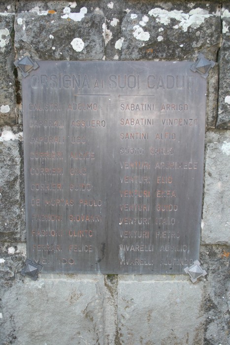 Cippo commemorativo dedicato ai caduti di Orsigna, con nomi incisi in memoria dei suoi eroi.