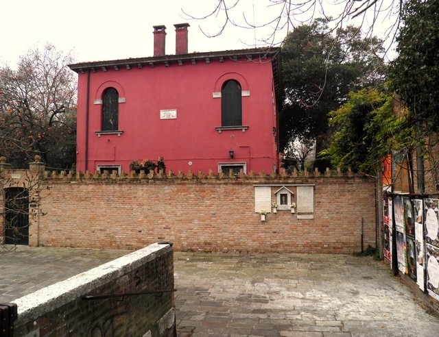 Lapidi commemorative in memoria delle vittime del bombardamento di Santa Marta, in un contesto urbano.