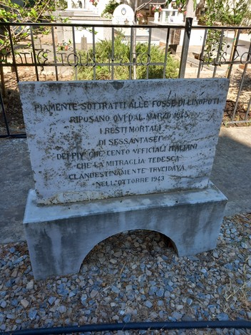 Sacrario dei caduti di Kos, dedicato ai soldati morti, con lapide commemorativa in un ambiente tranquillo.