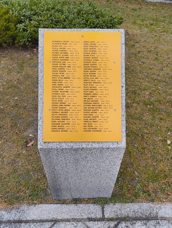 Cimitero militare italiano di Zehlendorf, monumento commemorativo con elenchi di nomi.