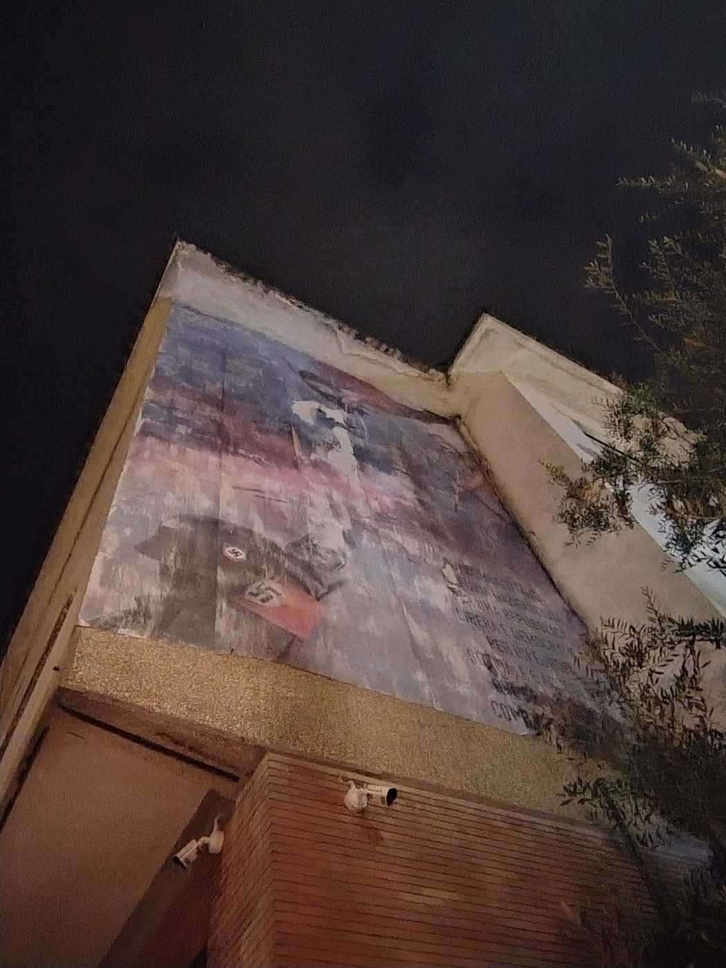 Murale commemorativo dedicato ai caduti della battaglia della Montagnola, visibile di notte.