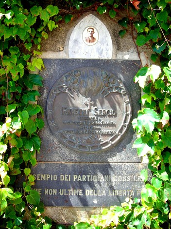 Lapide commemorativa dedicata a Sergio Ravetti, simbolo di dedizione e sacrificio per la libertà.