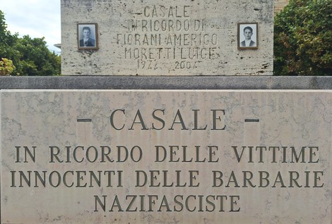 Monumento commemorativo dedicato a Fiorani e Moretti, con iscrizioni in ricordo delle vittime nazifasciste.