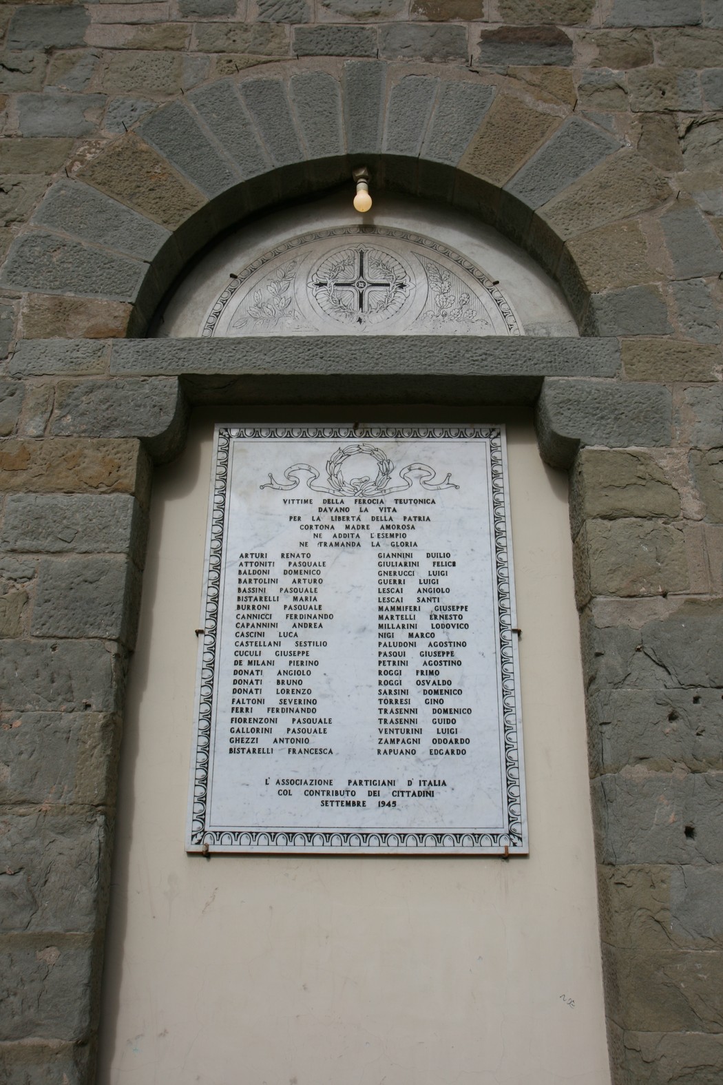 Lapide commemorativa affissa al Municipio, dedicata ai caduti della comunità.