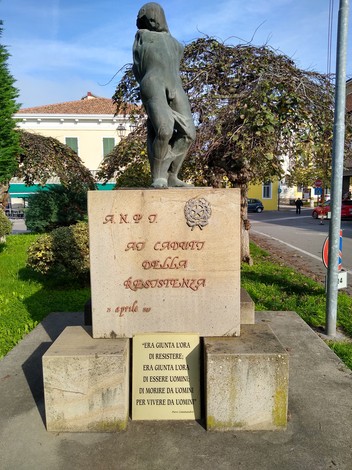 Monumento che commemora i caduti della Resistenza, simbolo di libertà e lotta per i diritti umani.