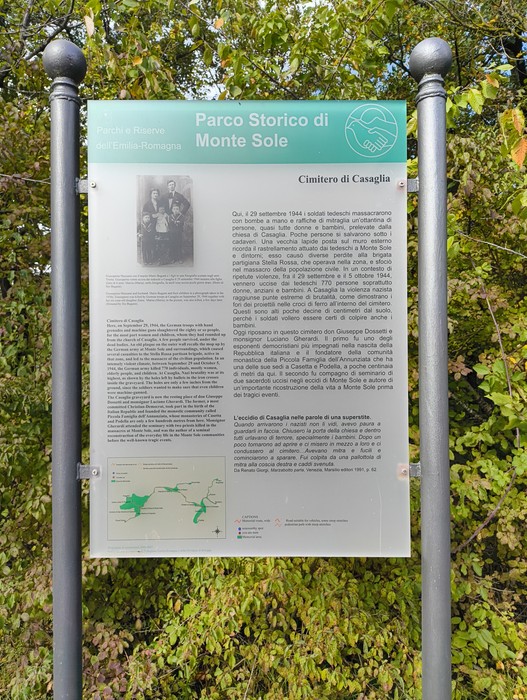 Il Cimitero di Casaglia, immerso nel verde, ricorda eventi storici con un'atmosfera di riflessione e rispetto.