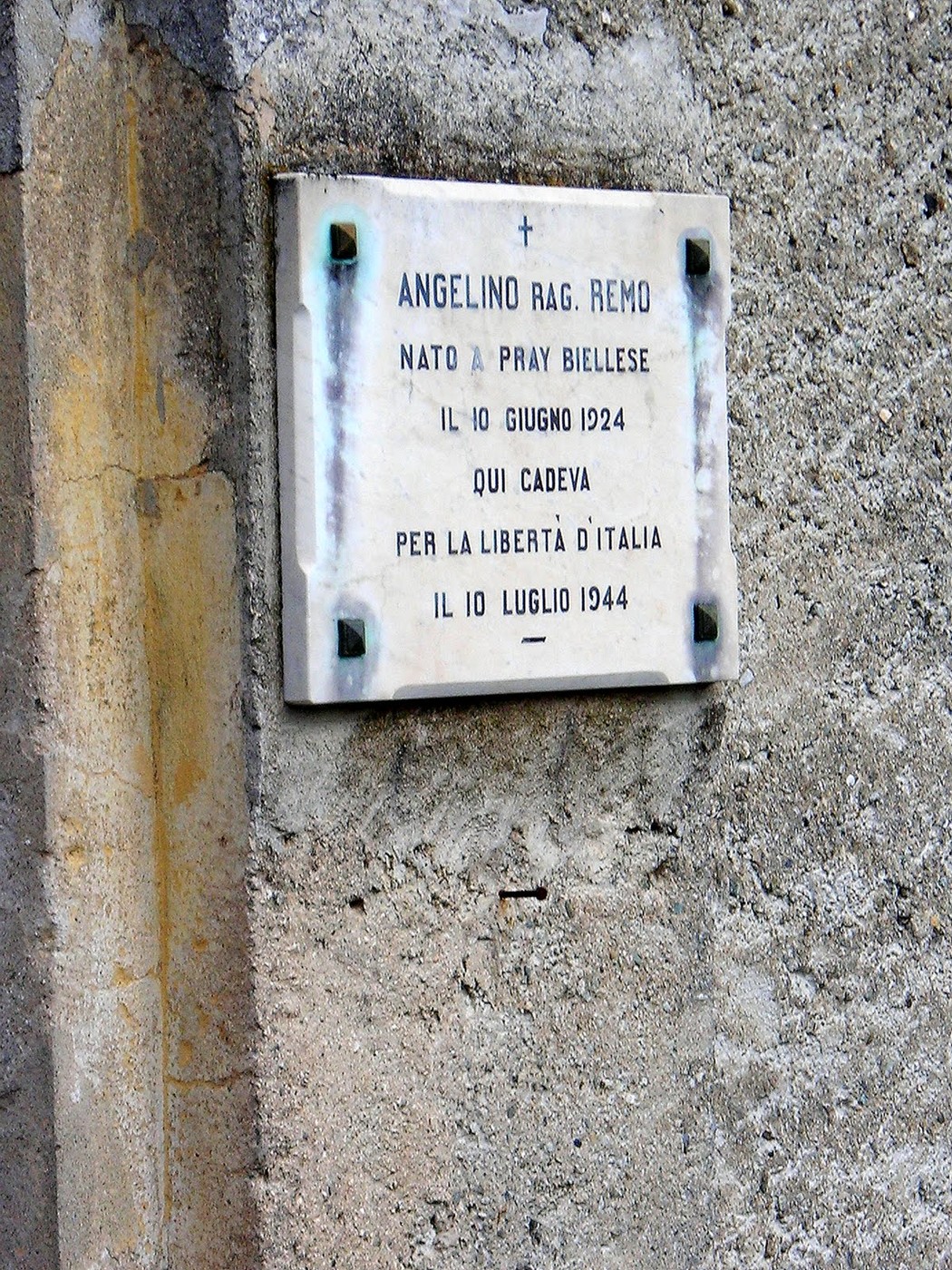 Lapide commemorativa di Angelino Rag. Remo, caduto per la libertà d'Italia il 10 luglio 1944.