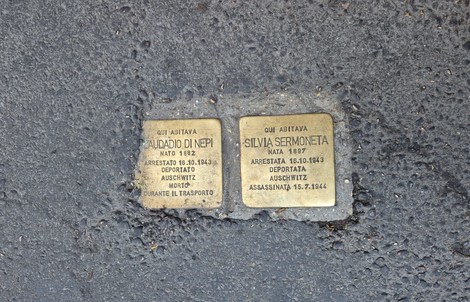 Pietre d’inciampo commemorative dedicate a Claudiadio di Nepi e Silvia Sermoneta, vittime della Shoah.