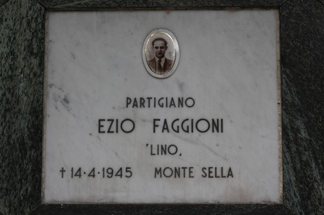 Monumento commemorativo dedicato ai caduti della Liberazione, con foto e nome di un partigiano.