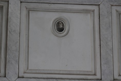 Dettagli del "Sacrario dei partigiani di Torbella", con affreschi e ritratti commemorativi.