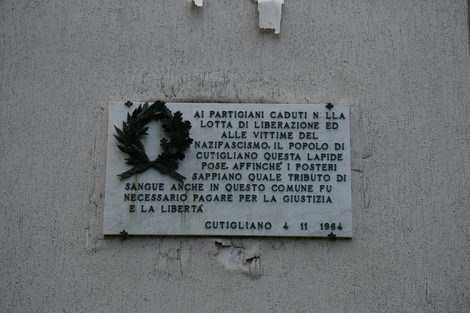 Lapide commemorativa dedicata ai partigiani caduti nella lotta contro il nazifascismo a Cutigliano.