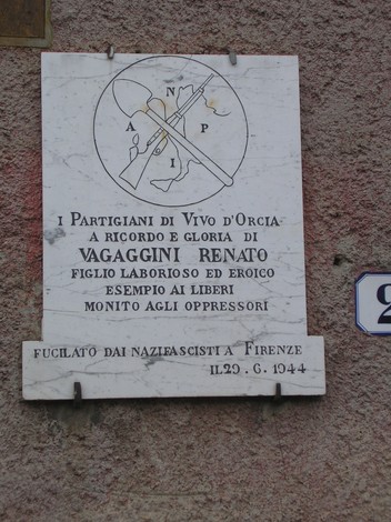 Lapide commemorativa dedicata ai partigiani di Vivo d'Orcia in onore di Renato Vagaggini, fucilato dai nazifascisti.