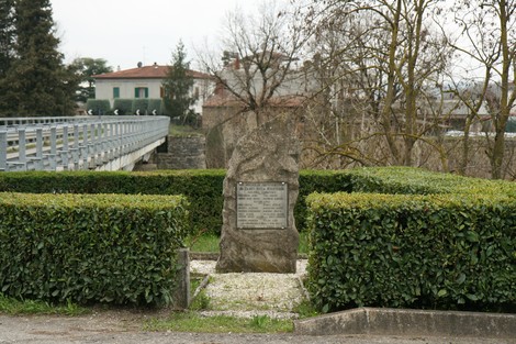 Monumento ai caduti della Resistenza, immerso nel verde con una dedica ai valorosi antifascisti.