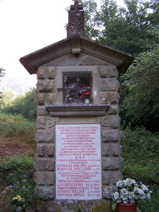 Tabernacolo di Striglianella: monumento commemorativo in pietra, immerso nella natura, dedicato ai caduti locali.