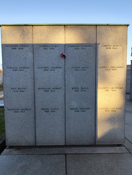 Monumento commemorativo al "Campo della Gloria", con nomi incisi su pareti in marmo grigio.