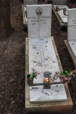 Tombe di caduti per la Libertà, con monumenti marmorei e decorazioni floreali in un ambiente sereno.