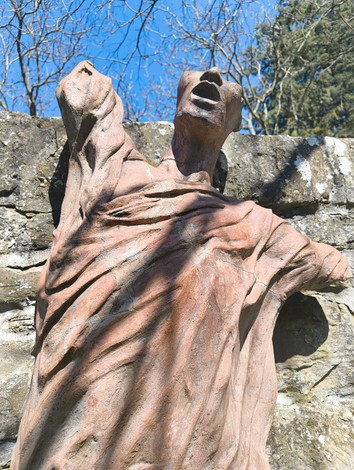 Monumento dedicato alla battaglia di Ca' di Malanca, con una scultura che esprime emozione e determinazione.