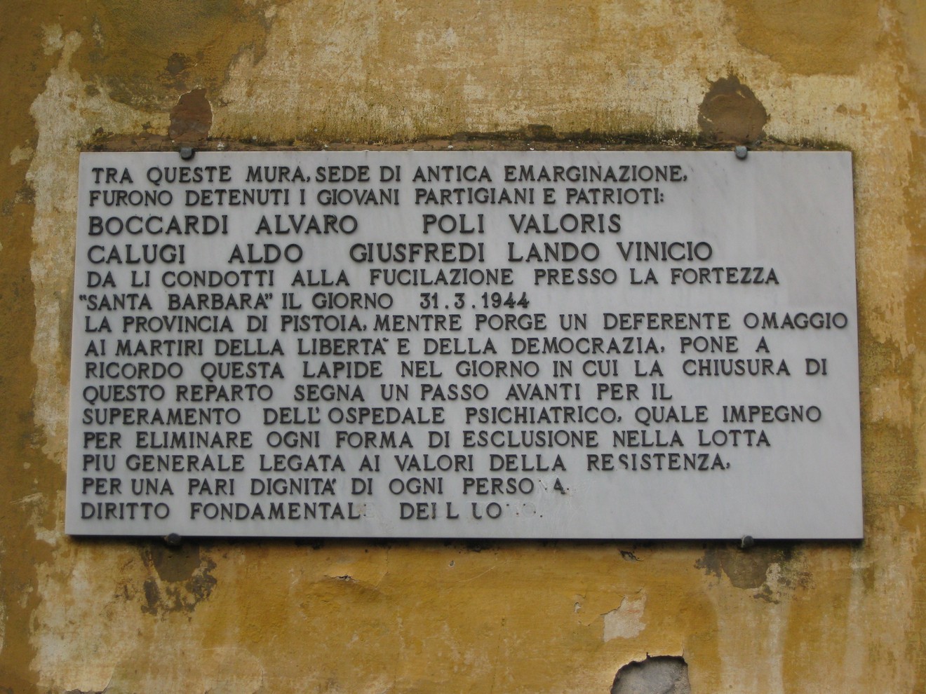 Lapide commemorativa dedicata ai partigiani e patrioti della resistenza italiana.