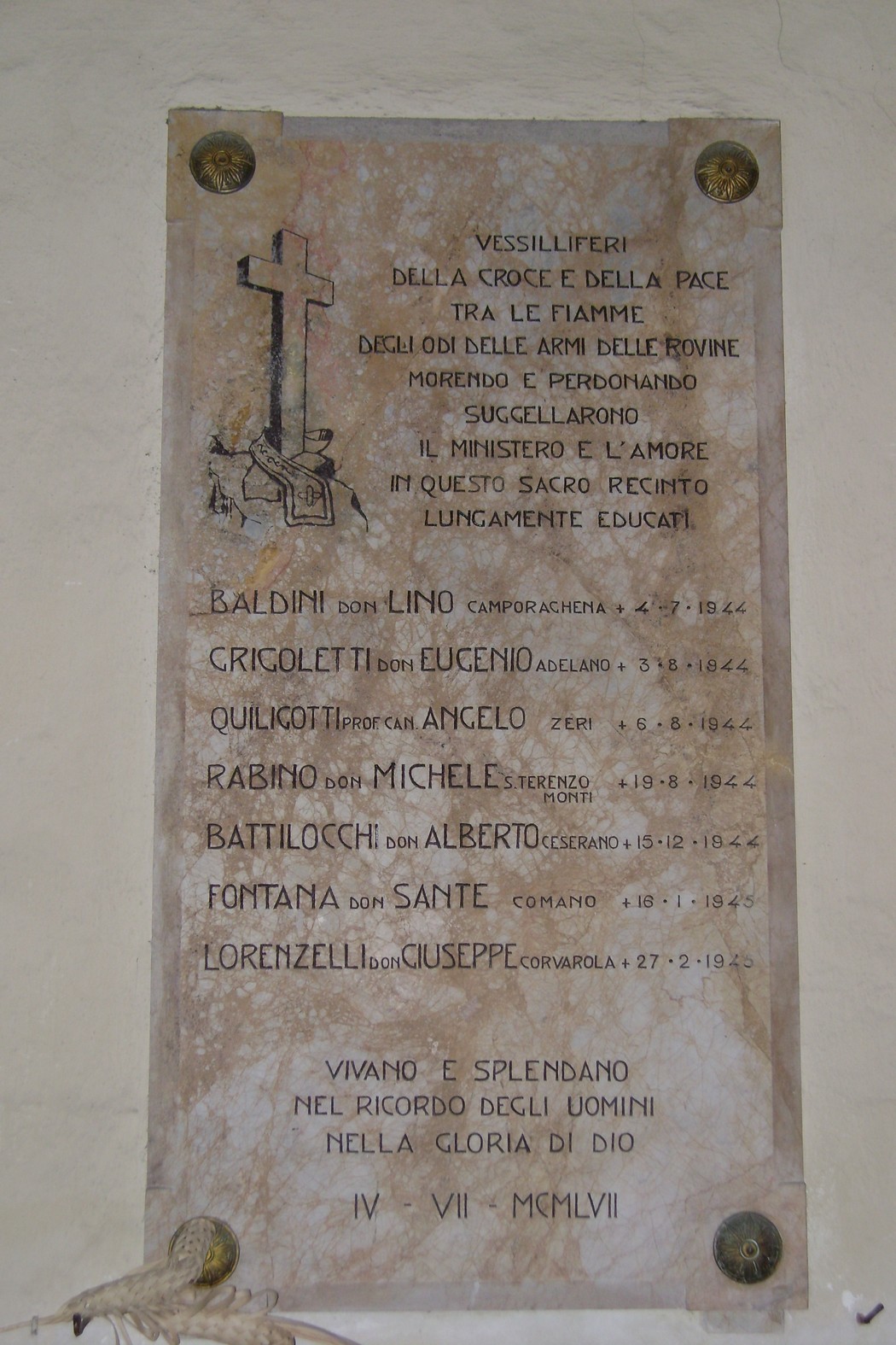 Lapide commemorativa dedicata ai sacerdoti caduti, con nomi e date in onore del loro sacrificio.